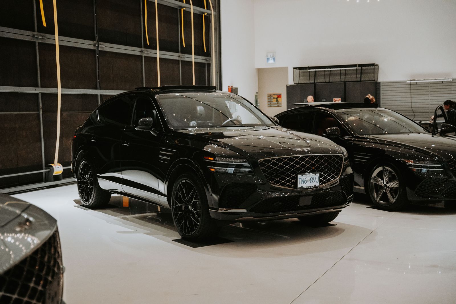 Black, unbranded, detailed: the fleet before a gala evening