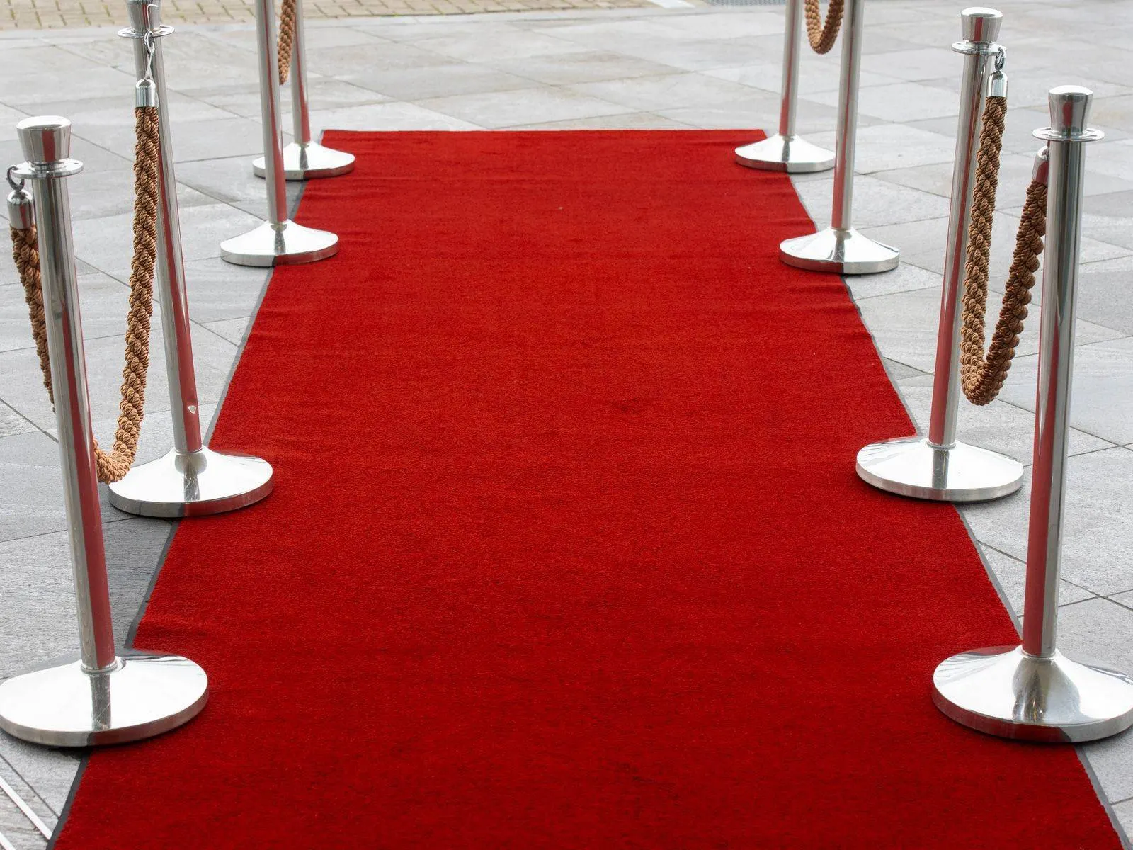 Gala arrival: the car on the carpet mark, the coordinator at the door