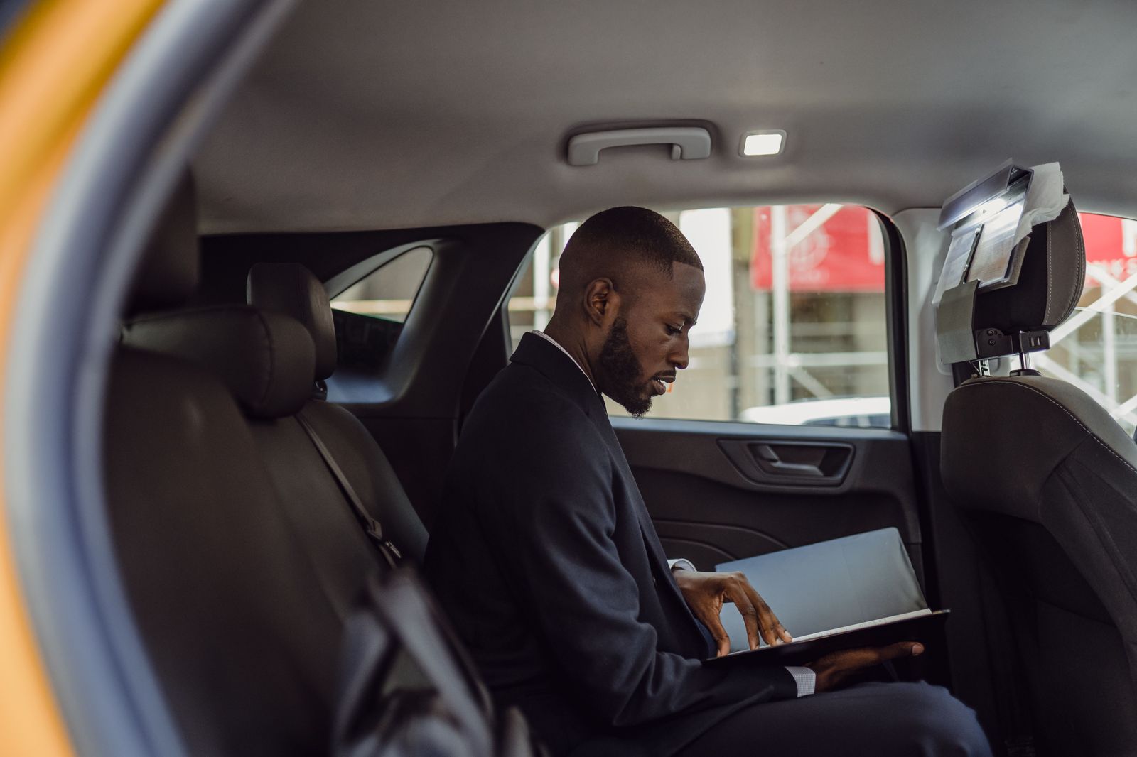 Roadshow morning: management, bankers and the day's schedule in an executive SUV
